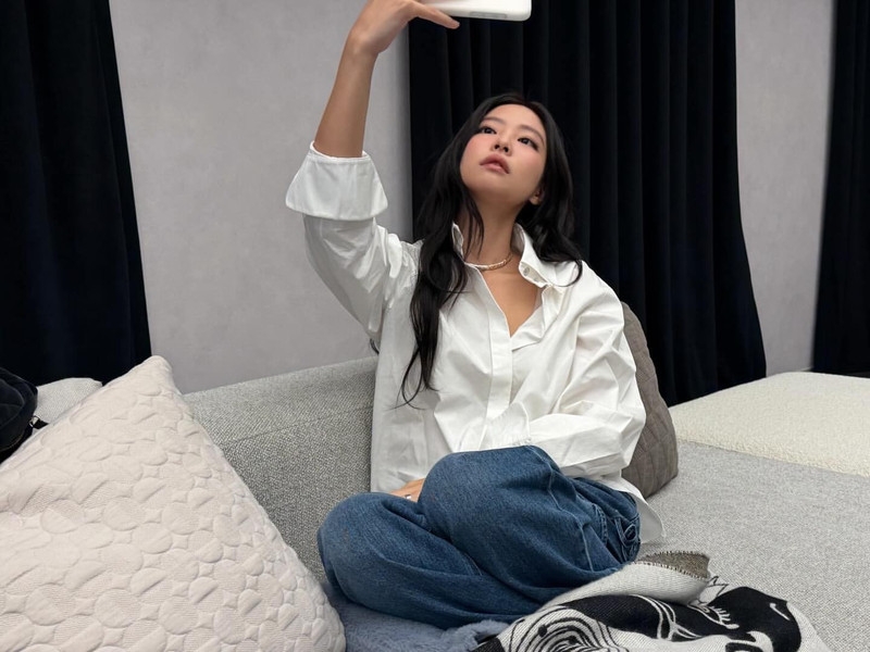 Jennie (BLACKPINK) hóa thiếu nữ dịu dàng, chinh phục ánh nhìn với sơ mi trắng Jennie (BLACKPINK) hóa thiếu nữ dịu dàng, chinh phục ánh nhìn với sơ mi trắng