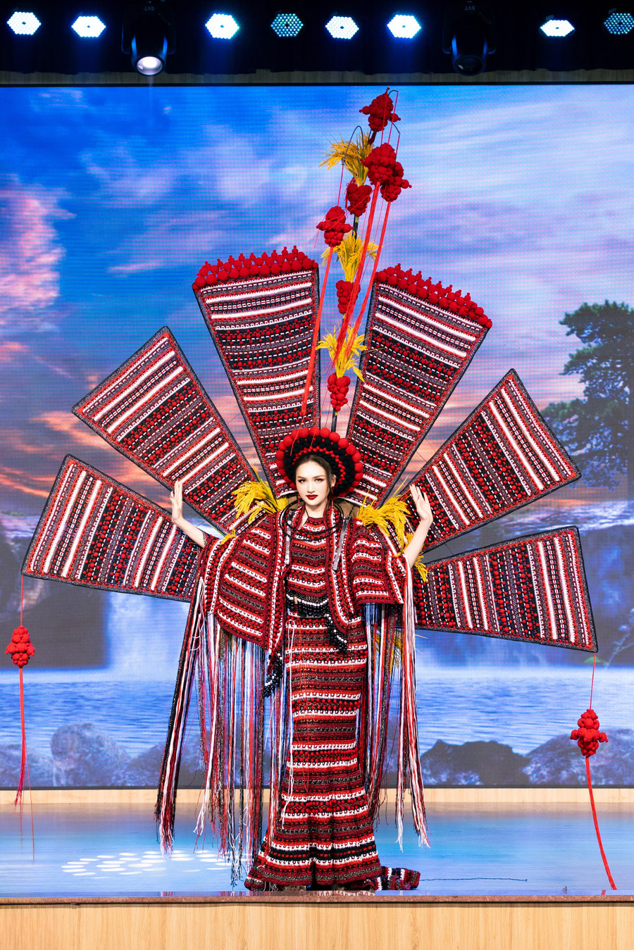 Á hậu Thu Ngân mang văn hóa đồng bào Châu Ro tới Hoa hậu Liên lục địa