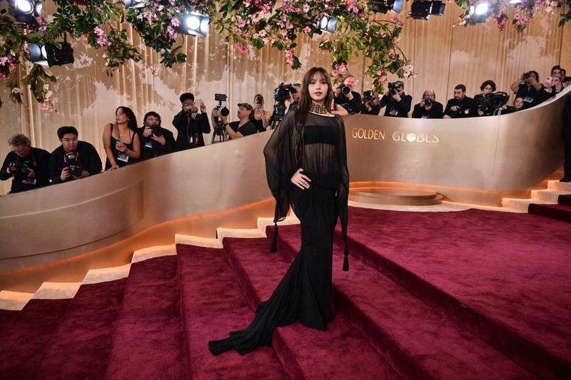 Lisa (BLACKPINK) ghi điểm với trang phục xuyên thấu, đầy sang trọng và cuốn hút