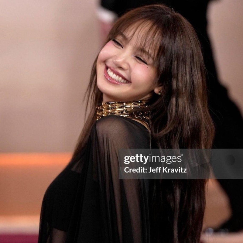 Lisa (BLACKPINK) ghi điểm với trang phục xuyên thấu, đầy sang trọng và cuốn hút
