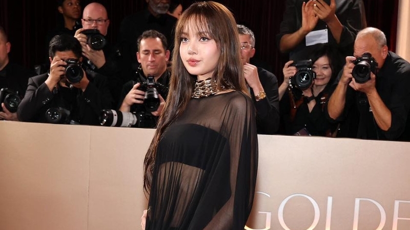 Lisa (BLACKPINK) ghi điểm với trang phục xuyên thấu, đầy sang trọng và cuốn hút