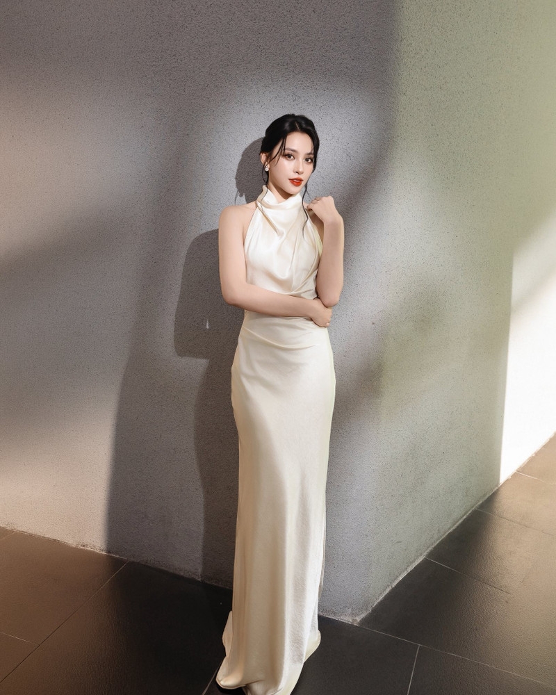 Học Hoa hậu Tiểu Vy cách biến trang phục trắng thành điểm nhấn thời trang Học Hoa hậu Tiểu Vy cách biến trang phục trắng thành điểm nhấn thời trang
