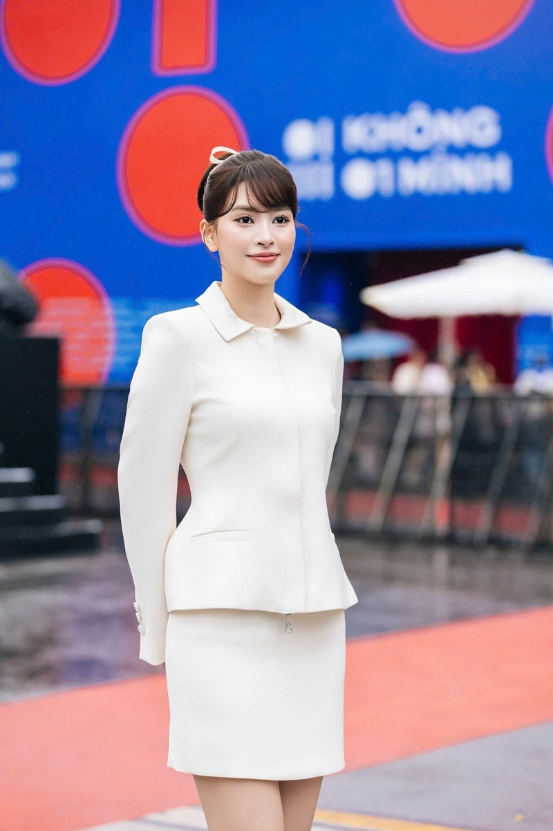 Học Hoa hậu Tiểu Vy cách biến trang phục trắng thành điểm nhấn thời trang Học Hoa hậu Tiểu Vy cách biến trang phục trắng thành điểm nhấn thời trang