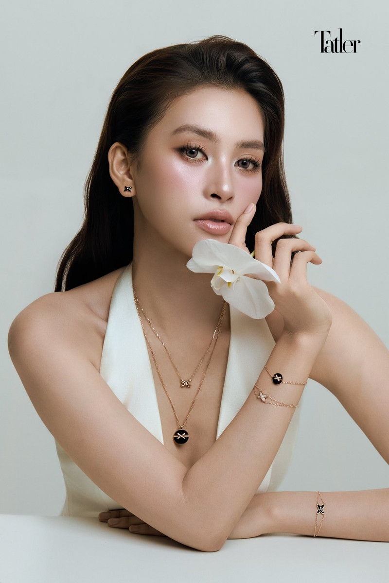 Học Hoa hậu Tiểu Vy cách biến trang phục trắng thành điểm nhấn thời trang Học Hoa hậu Tiểu Vy cách biến trang phục trắng thành điểm nhấn thời trang