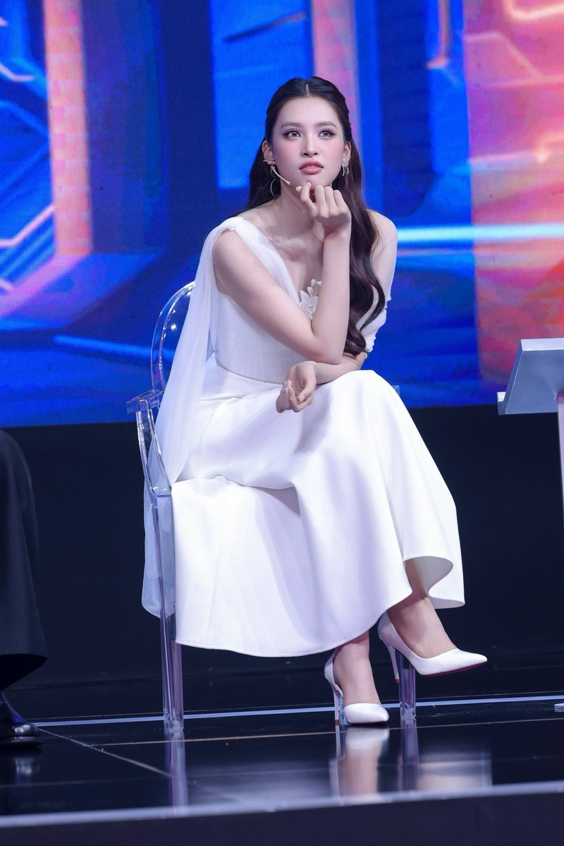 Học Hoa hậu Tiểu Vy cách biến trang phục trắng thành điểm nhấn thời trang Học Hoa hậu Tiểu Vy cách biến trang phục trắng thành điểm nhấn thời trang