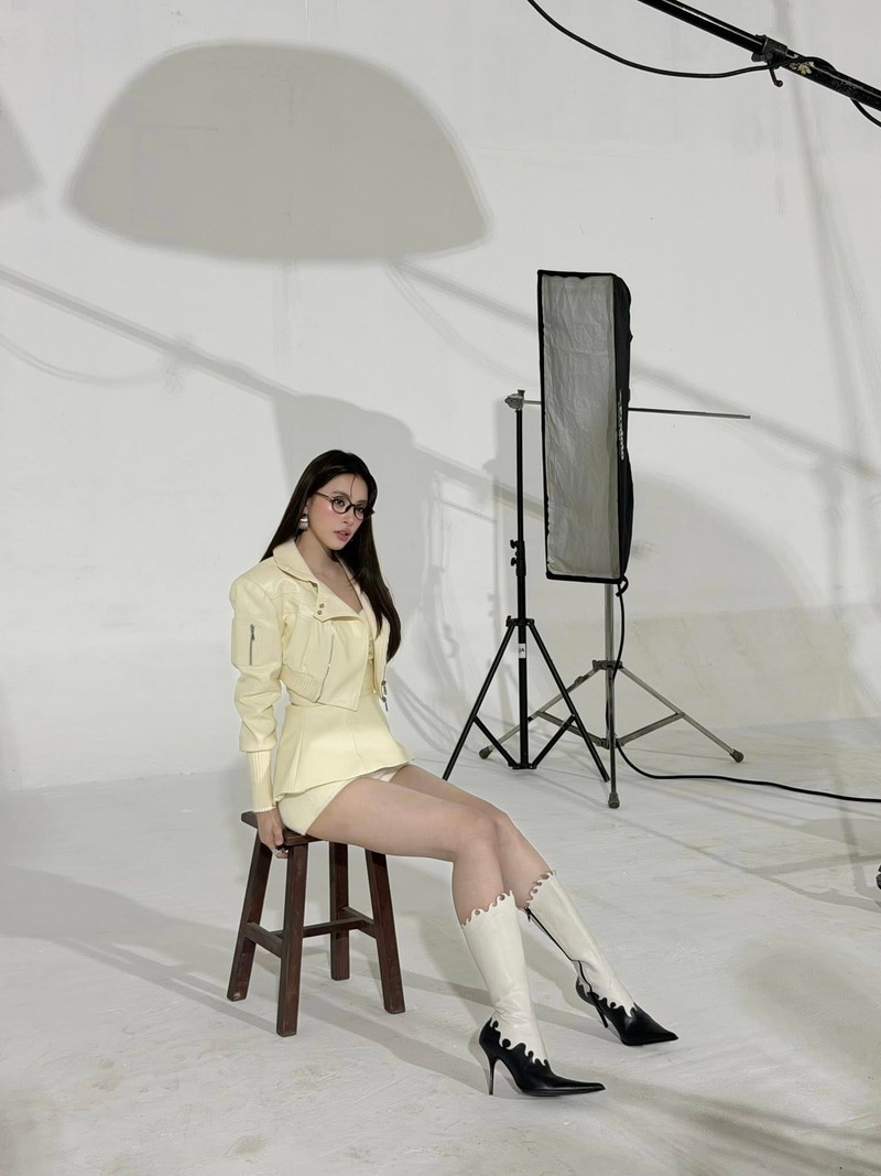 Học Hoa hậu Tiểu Vy cách biến trang phục trắng thành điểm nhấn thời trang Học Hoa hậu Tiểu Vy cách biến trang phục trắng thành điểm nhấn thời trang