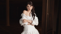 Học Hoa hậu Tiểu Vy cách biến trang phục trắng thành điểm nhấn thời trang