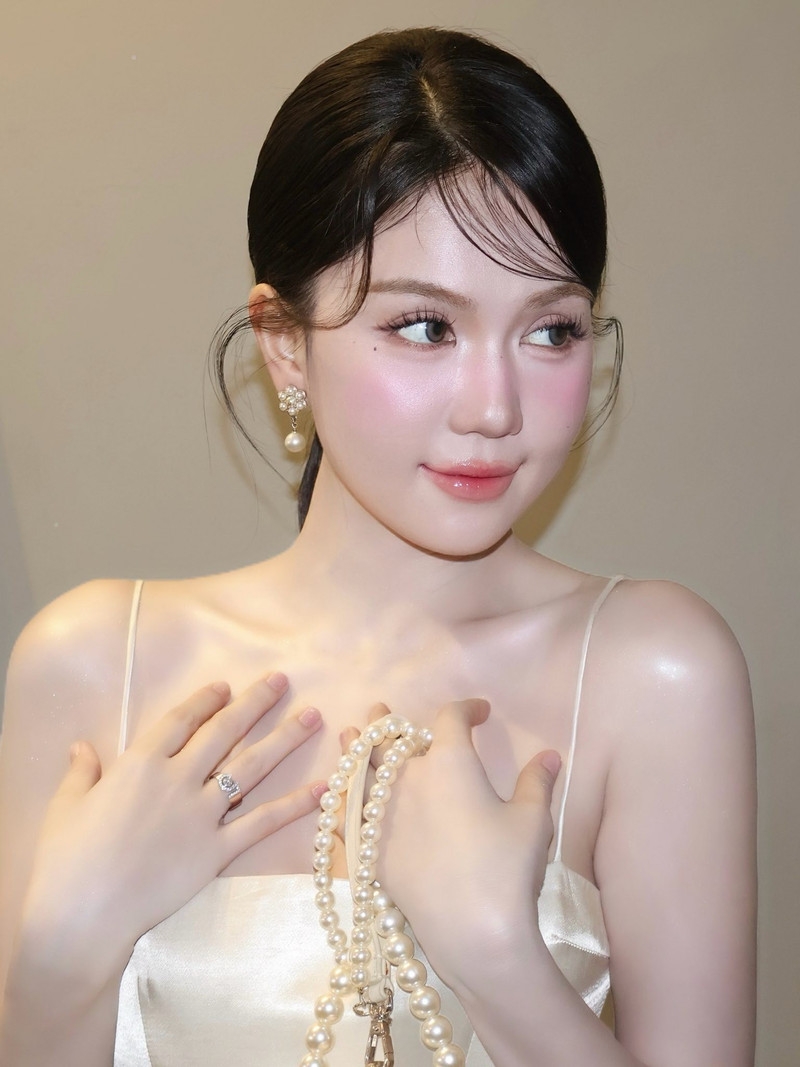 Lisa (BLACKPINK) diện trang phục xuyên thấu, tự tin tỏa sáng tại "Quả cầu vàng"