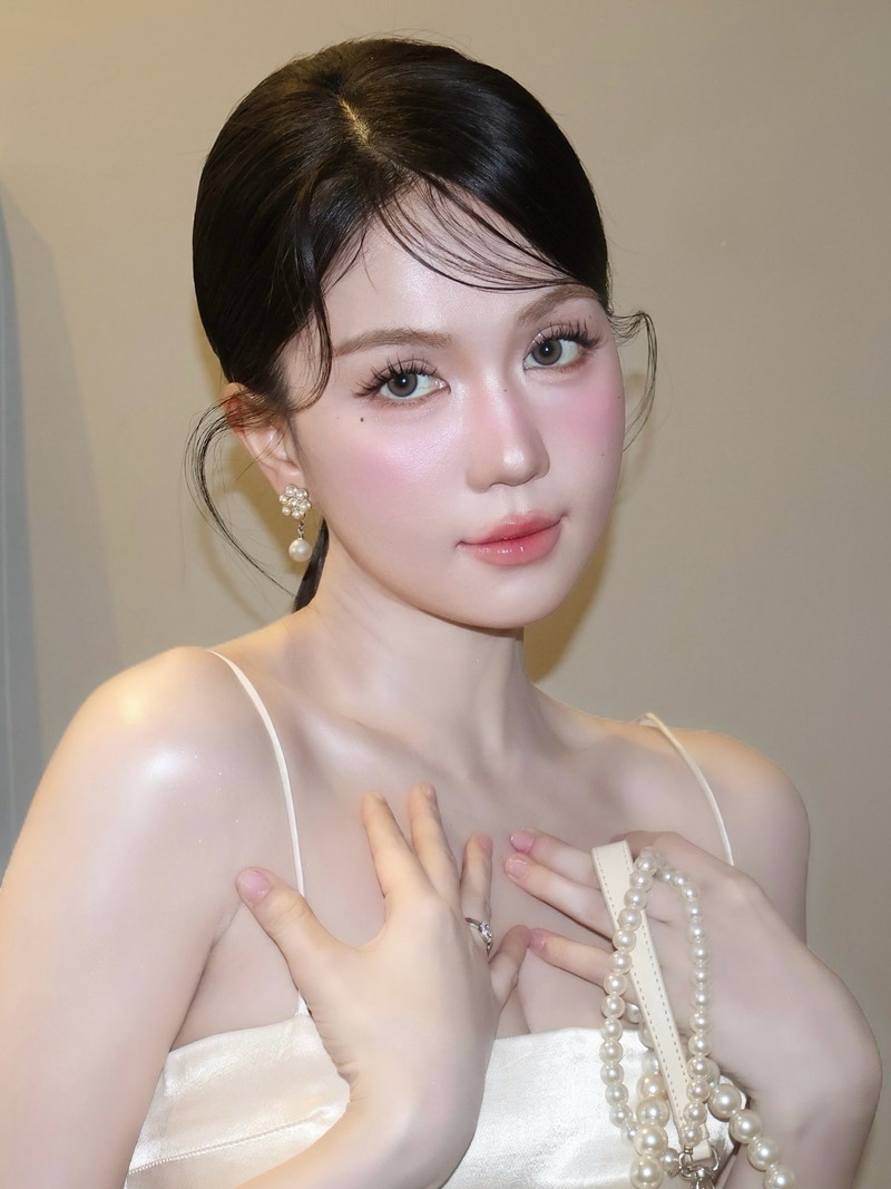 Lisa (BLACKPINK) diện trang phục xuyên thấu, tự tin tỏa sáng tại "Quả cầu vàng"