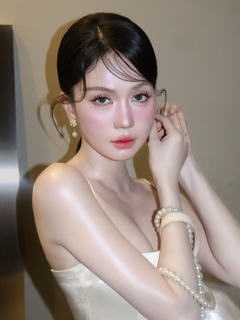 Lisa (BLACKPINK) diện trang phục xuyên thấu, tự tin tỏa sáng tại "Quả cầu vàng"