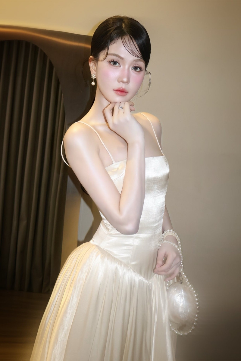 Lisa (BLACKPINK) diện trang phục xuyên thấu, tự tin tỏa sáng tại "Quả cầu vàng"