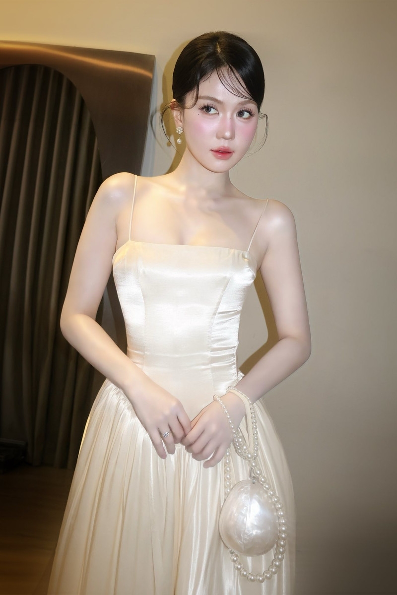 Lisa (BLACKPINK) diện trang phục xuyên thấu, tự tin tỏa sáng tại "Quả cầu vàng"