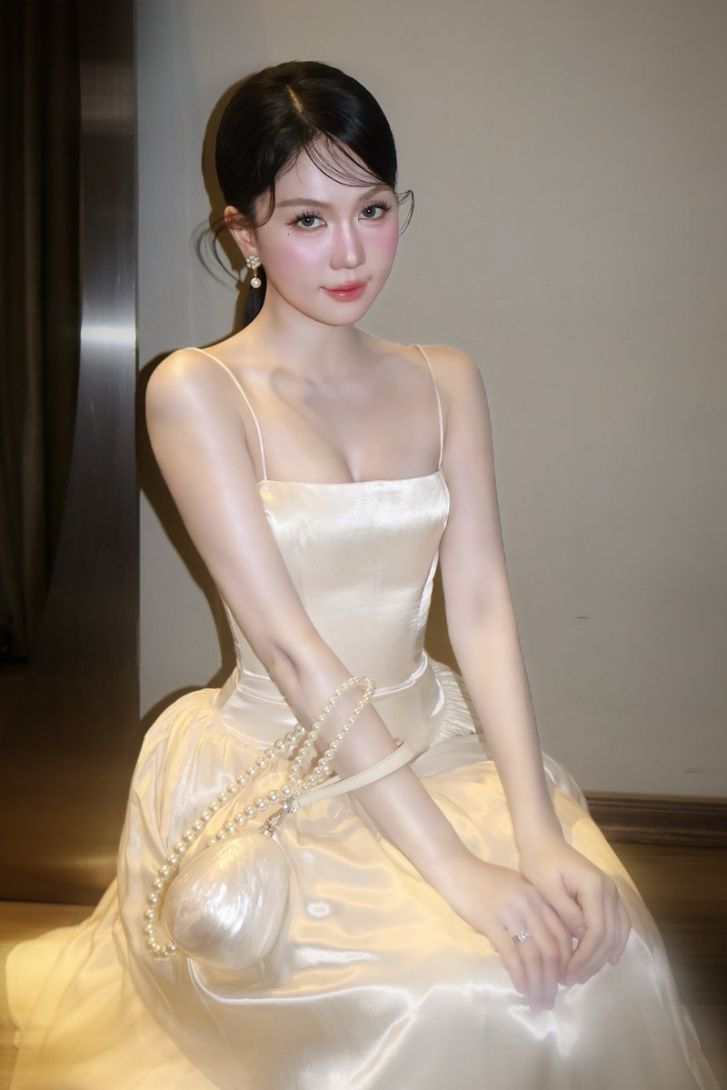 Lisa (BLACKPINK) diện trang phục xuyên thấu, tự tin tỏa sáng tại "Quả cầu vàng"