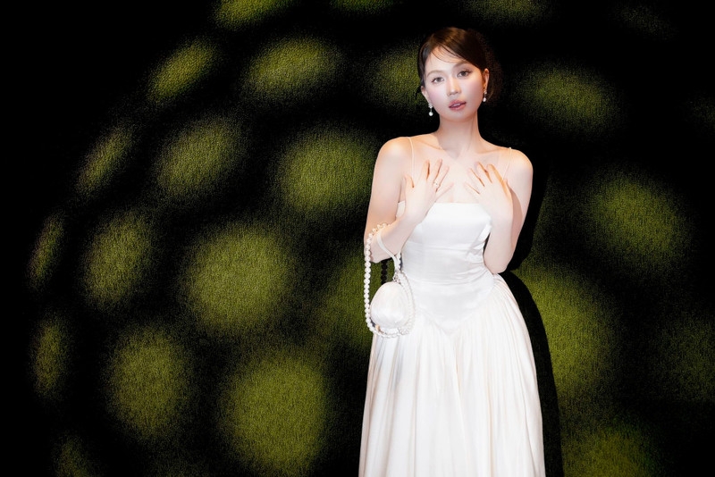 Lisa (BLACKPINK) diện trang phục xuyên thấu, tự tin tỏa sáng tại "Quả cầu vàng"