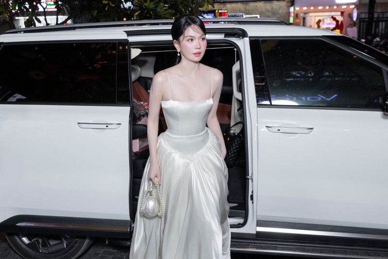 Lisa (BLACKPINK) diện trang phục xuyên thấu, tự tin tỏa sáng tại "Quả cầu vàng"