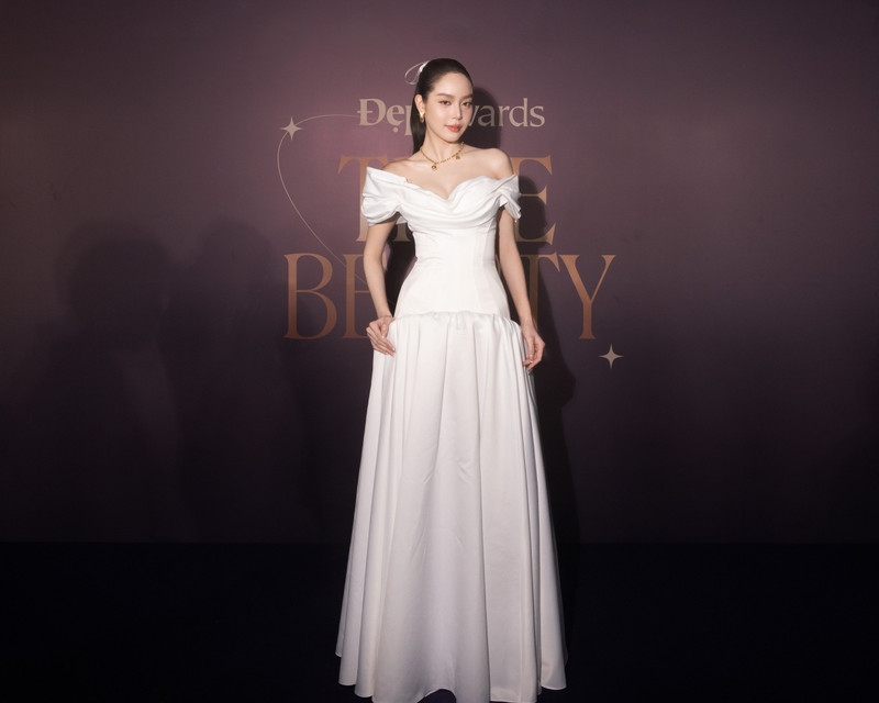 Thanh Thủy diện trang sức hơn nửa tỷ đồng, xuất sắc trở thành 'mỹ nhân của năm' Thanh Thủy diện trang sức hơn nửa tỷ đồng, xuất sắc trở thành 'mỹ nhân của năm'