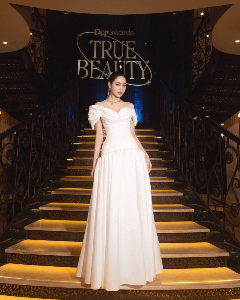 Thanh Thủy diện trang sức hơn nửa tỷ đồng, xuất sắc trở thành 'mỹ nhân của năm' Thanh Thủy diện trang sức hơn nửa tỷ đồng, xuất sắc trở thành 'mỹ nhân của năm'