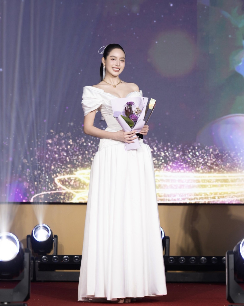 Thanh Thủy diện trang sức hơn nửa tỷ đồng, xuất sắc trở thành 'mỹ nhân của năm' Thanh Thủy diện trang sức hơn nửa tỷ đồng, xuất sắc trở thành 'mỹ nhân của năm'