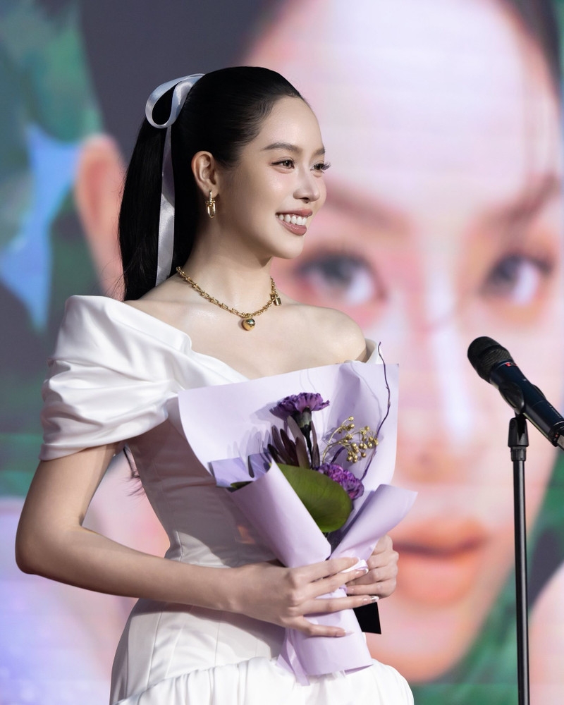 Thanh Thủy diện trang sức hơn nửa tỷ đồng, xuất sắc trở thành 'mỹ nhân của năm' Thanh Thủy diện trang sức hơn nửa tỷ đồng, xuất sắc trở thành 'mỹ nhân của năm'