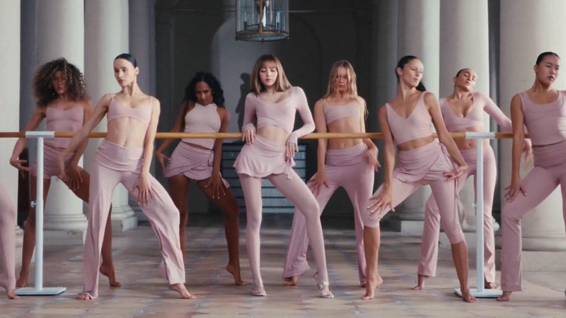 Lisa (BLACKPINK) hóa thân thành vũ công ballet đầy mê hoặc