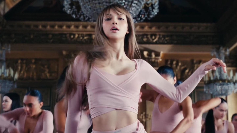 Lisa (BLACKPINK) hóa thân thành vũ công ballet đầy mê hoặc