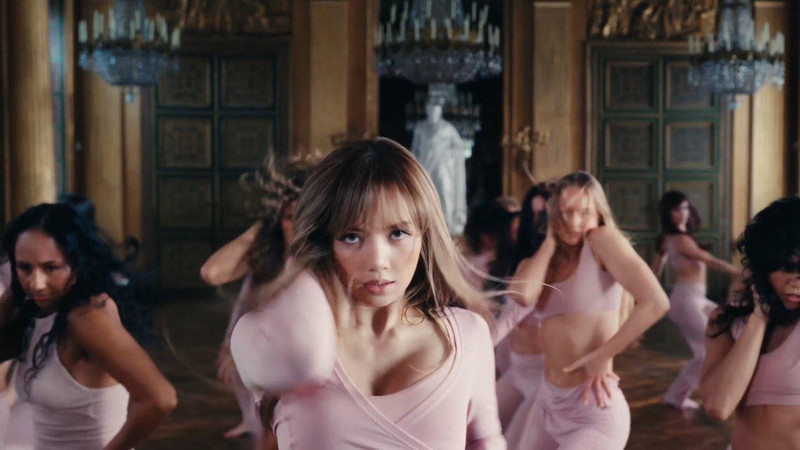 Lisa (BLACKPINK) hóa thân thành vũ công ballet đầy mê hoặc