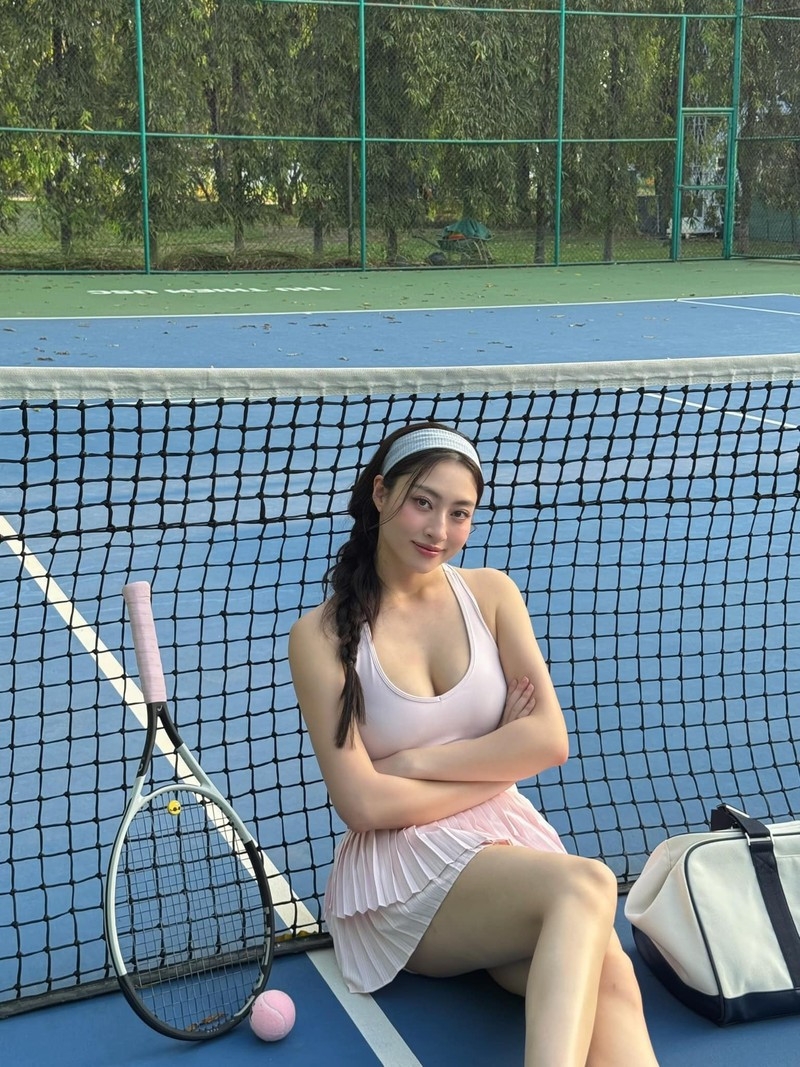 Hoa hậu Lương Thùy Linh khoe chân dài cực phẩm trên sân tennis Hoa hậu Lương Thùy Linh khoe chân dài cực phẩm trên sân tennis