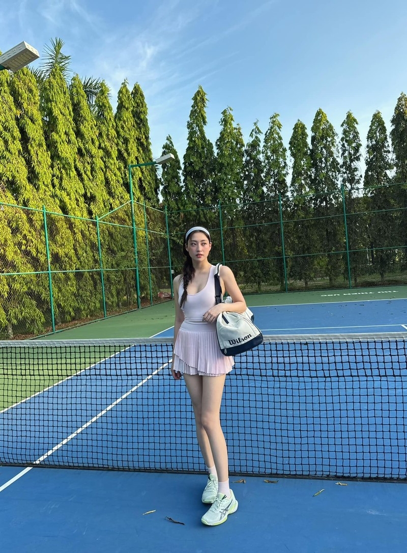 Hoa hậu Lương Thùy Linh khoe chân dài cực phẩm trên sân tennis Hoa hậu Lương Thùy Linh khoe chân dài cực phẩm trên sân tennis