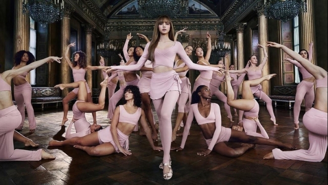Lisa (BLACKPINK) hóa thân thành vũ công ballet đầy mê hoặc