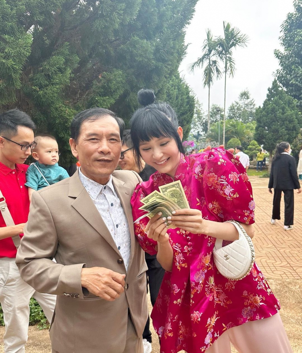 Gần một năm ồn ào "anh em nương tựa" bùng nổ, Hiền Hồ đón Tết ra sao? Gần một năm ồn ào "anh em nương tựa" bùng nổ, Hiền Hồ đón Tết ra sao?