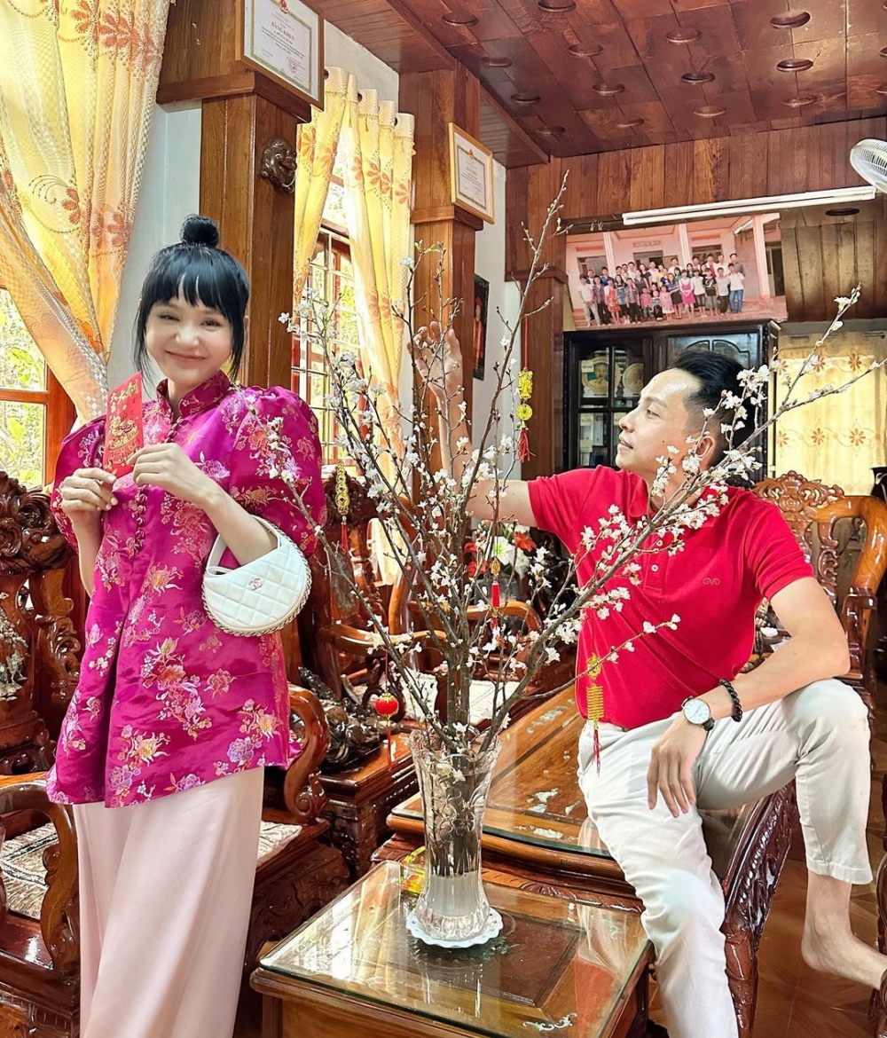 Gần một năm ồn ào "anh em nương tựa" bùng nổ, Hiền Hồ đón Tết ra sao? Gần một năm ồn ào "anh em nương tựa" bùng nổ, Hiền Hồ đón Tết ra sao?
