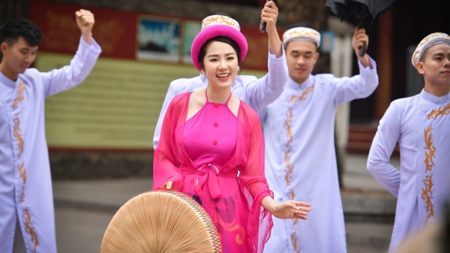 Á quân Sao Mai Phạm Thùy Dung ra mắt MV mừng hội Lim