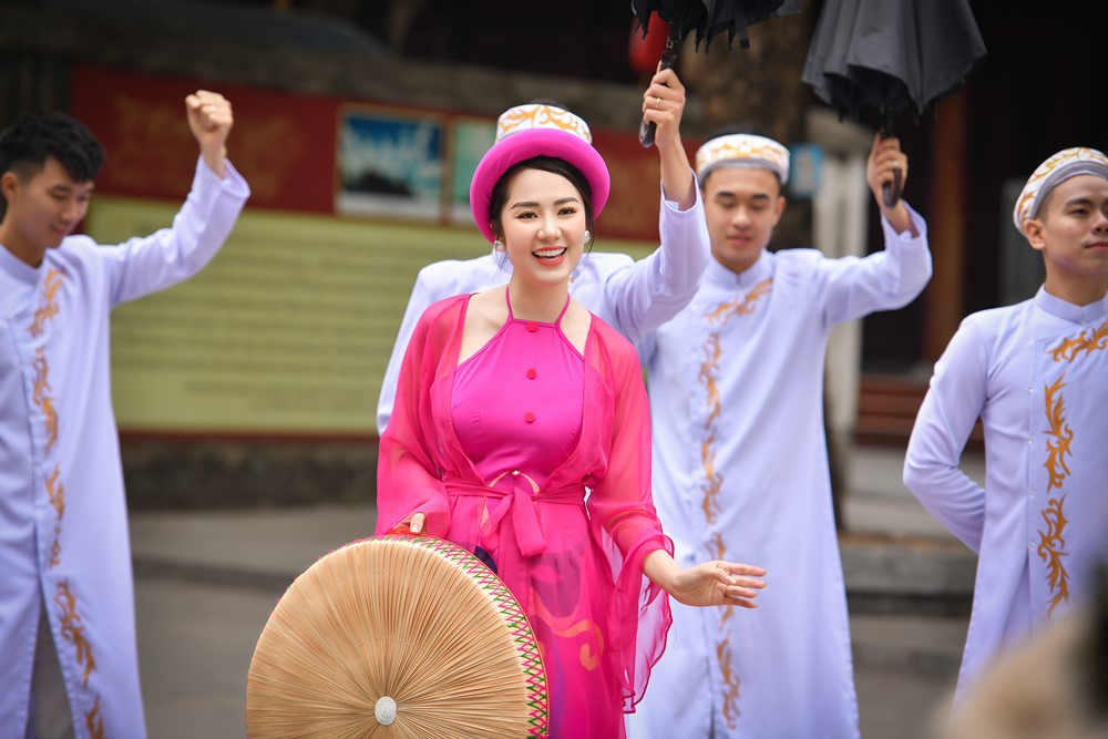 Á quân Sao Mai Phạm Thùy Dung ra mắt MV mừng hội Lim