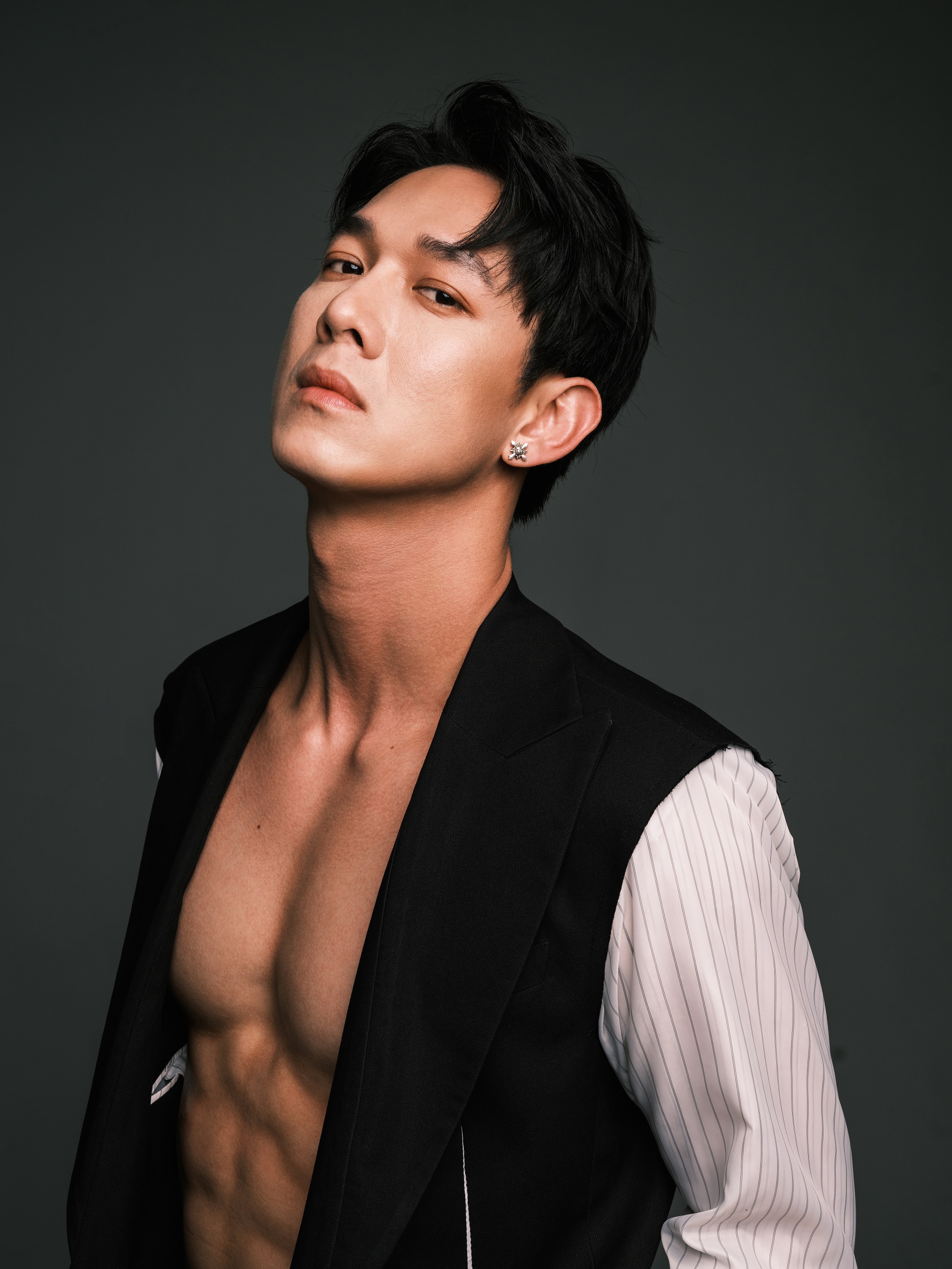 Song Luân rèn body chuẩn 6 múi để đóng "Nhà bà Nữ" Song Luân rèn body chuẩn 6 múi để đóng "Nhà bà Nữ"