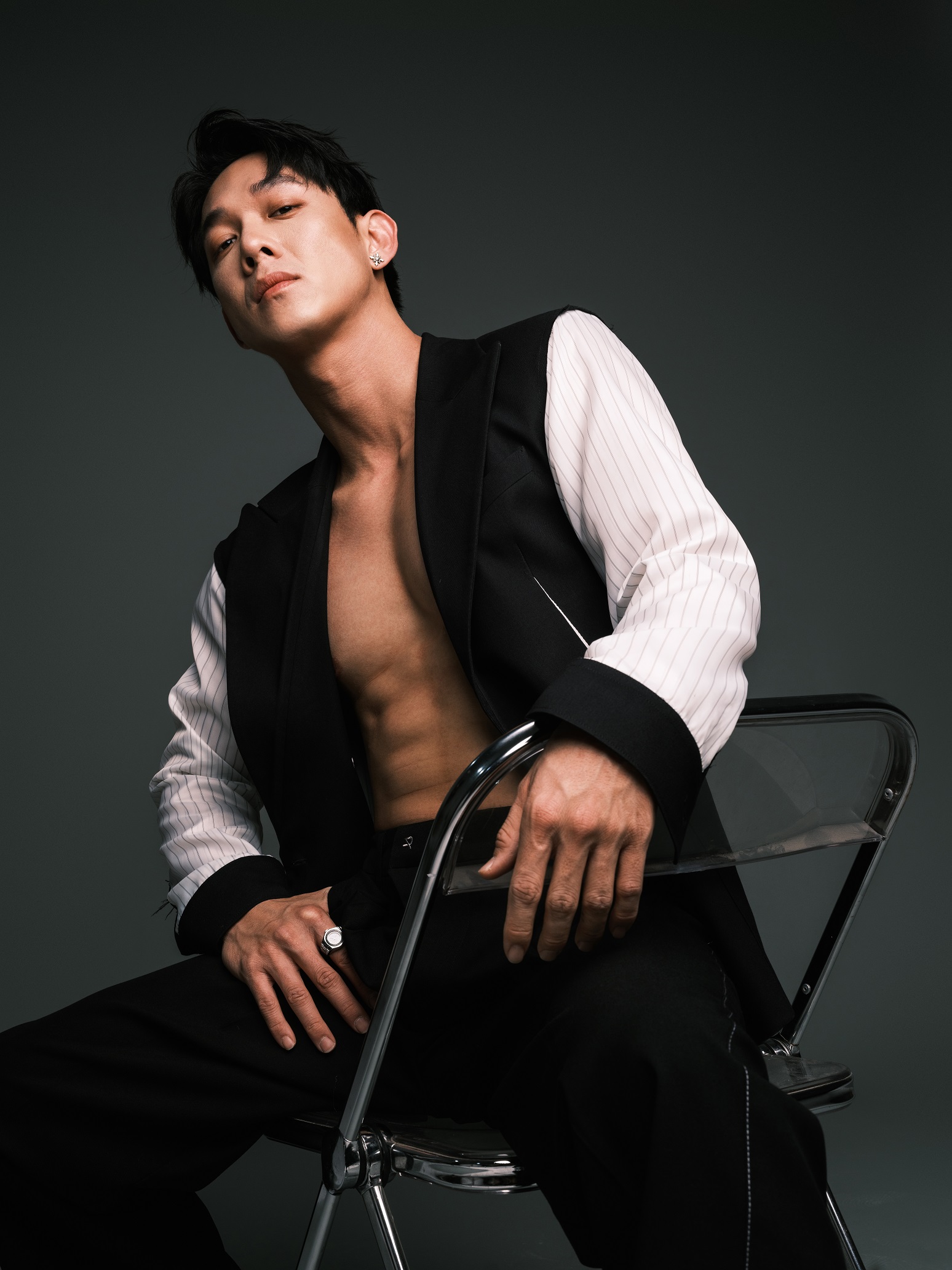 Song Luân rèn body chuẩn 6 múi để đóng "Nhà bà Nữ" Song Luân rèn body chuẩn 6 múi để đóng "Nhà bà Nữ"