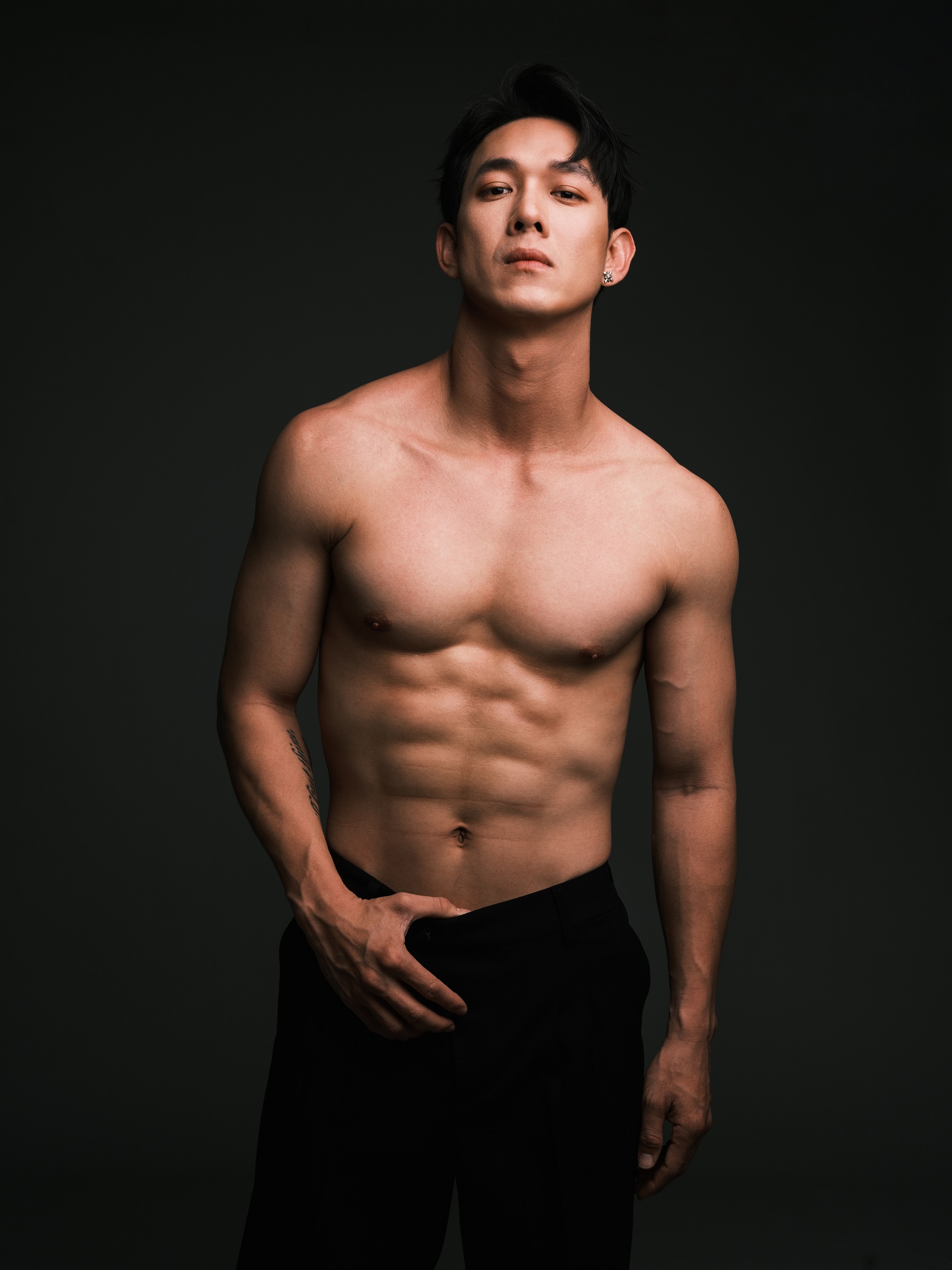 Song Luân rèn body chuẩn 6 múi để đóng "Nhà bà Nữ" Song Luân rèn body chuẩn 6 múi để đóng "Nhà bà Nữ"