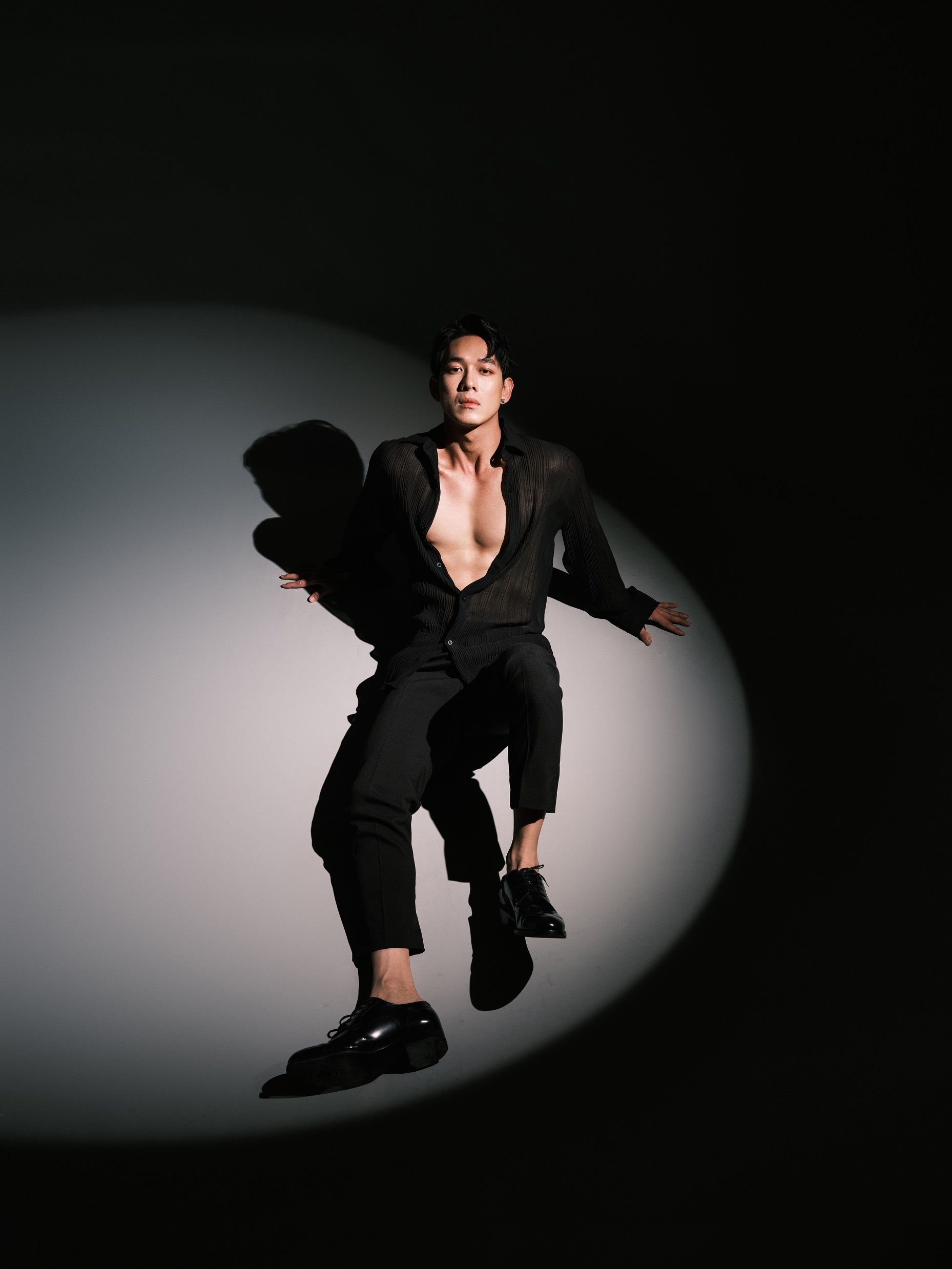 Song Luân rèn body chuẩn 6 múi để đóng "Nhà bà Nữ" Song Luân rèn body chuẩn 6 múi để đóng "Nhà bà Nữ"