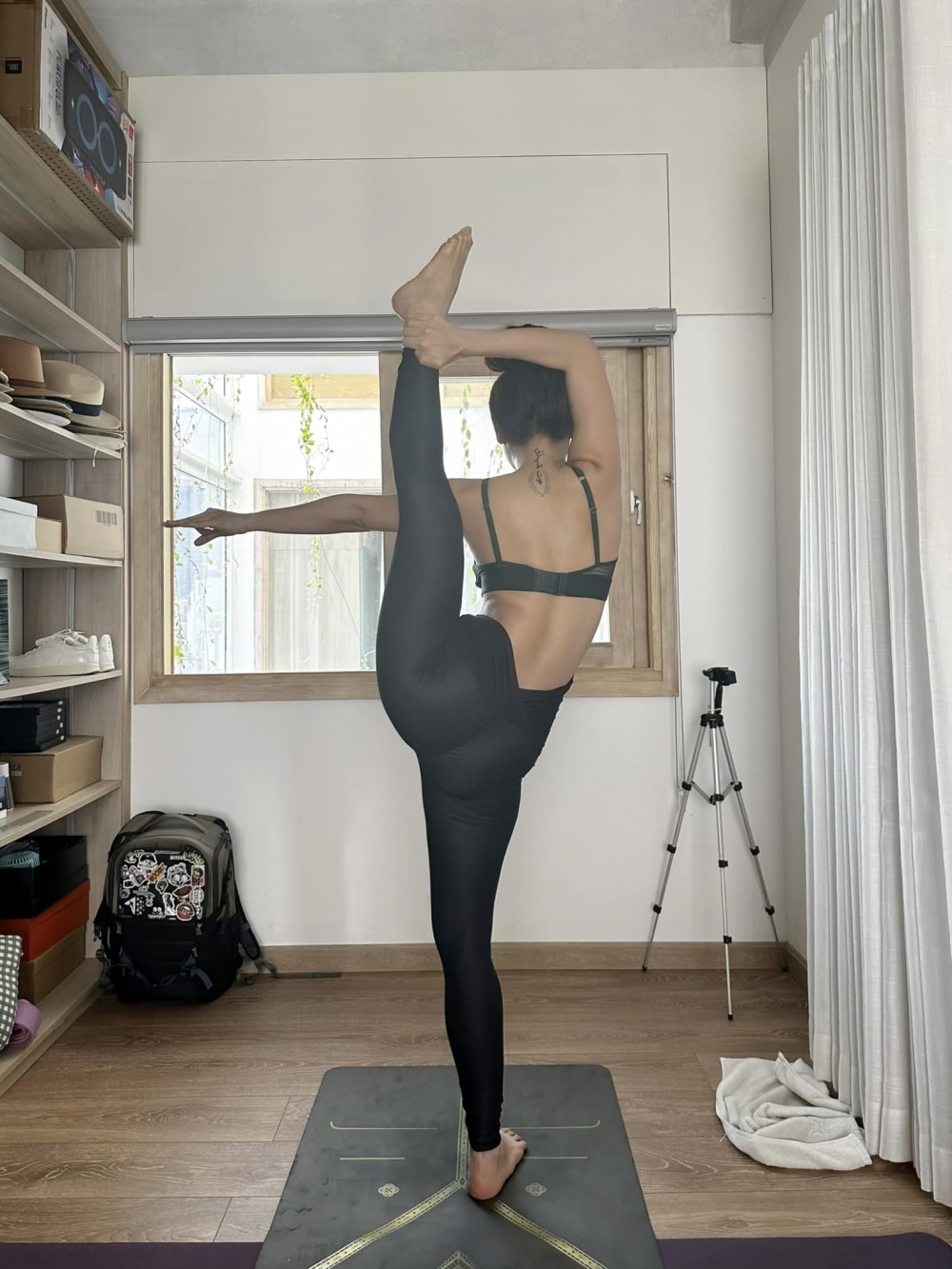 Phương Trinh Jolie mang bầu ở tuần thứ 21: Tự tin tập Yoga ở thế khó, thoải mái khoe mặt mộc