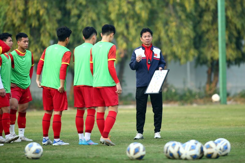 HLV Philippe Troussier tập trung cùng lúc đội tuyển Việt Nam và U.23 Việt Nam