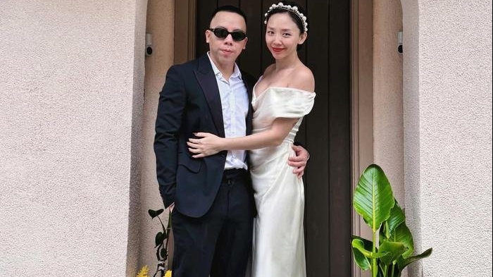 Tóc Tiên chụp ảnh kỷ niệm 4 năm ngày cưới cùng chồng, nhan sắc y hệt ngày "theo chàng về dinh"