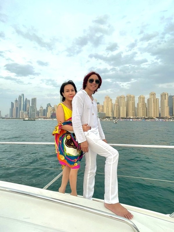 Chồng Việt Hương ngày càng phong độ, chuẩn quý ông chiều vợ nhất Vbiz Chồng Việt Hương ngày càng phong độ, chuẩn quý ông chiều vợ nhất Vbiz