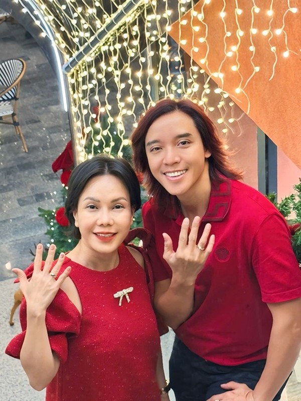 Chồng Việt Hương ngày càng phong độ, chuẩn quý ông chiều vợ nhất Vbiz Chồng Việt Hương ngày càng phong độ, chuẩn quý ông chiều vợ nhất Vbiz