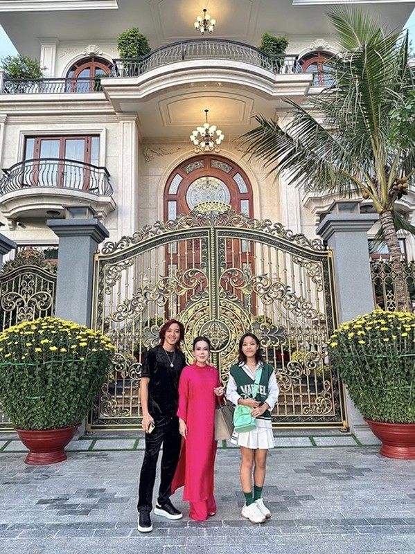 Chồng Việt Hương ngày càng phong độ, chuẩn quý ông chiều vợ nhất Vbiz Chồng Việt Hương ngày càng phong độ, chuẩn quý ông chiều vợ nhất Vbiz