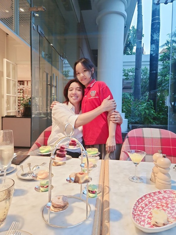 Chồng Việt Hương ngày càng phong độ, chuẩn quý ông chiều vợ nhất Vbiz Chồng Việt Hương ngày càng phong độ, chuẩn quý ông chiều vợ nhất Vbiz