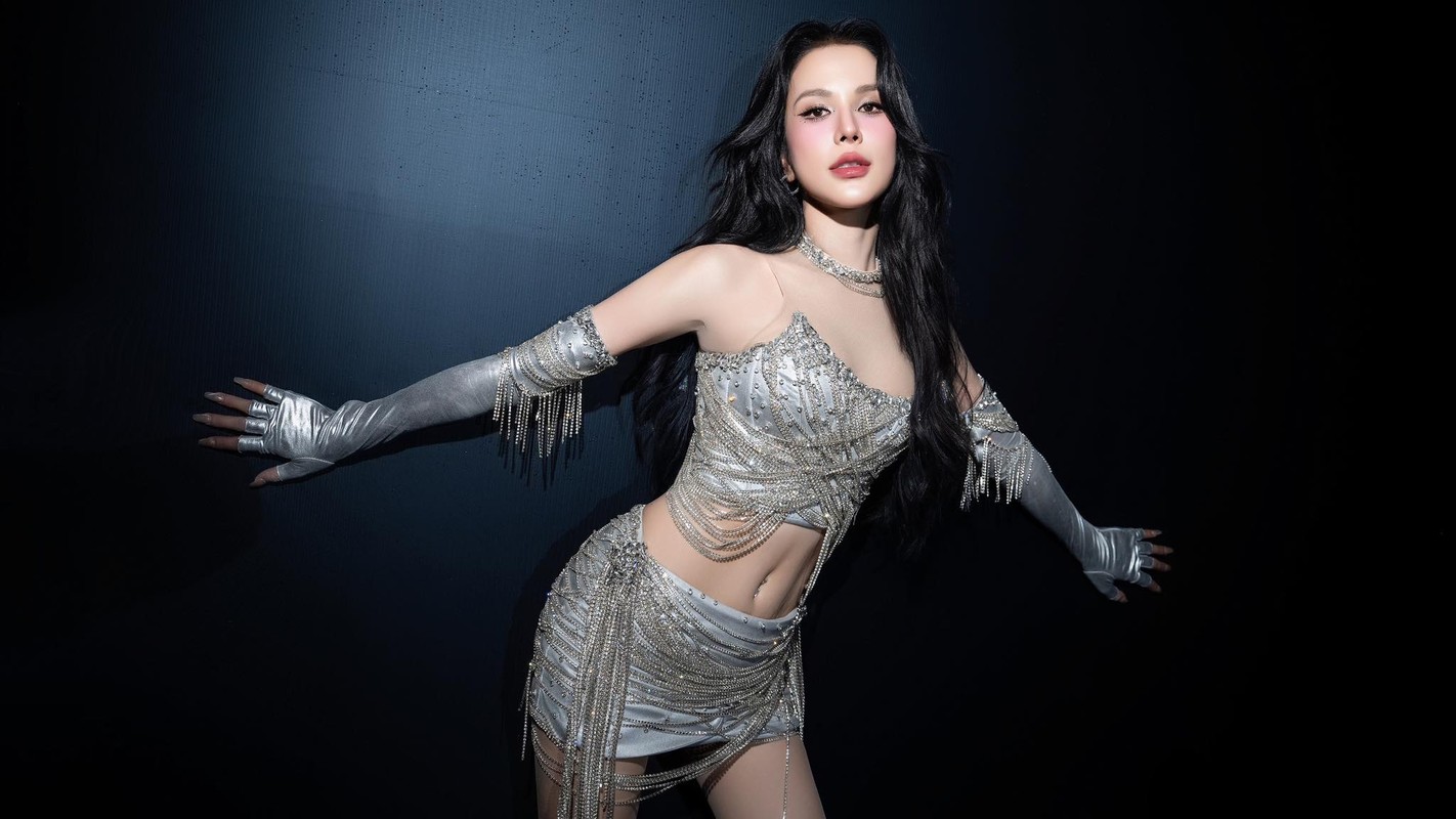 Diệp Lâm Anh xinh đẹp, sang chảnh với đồ hiệu