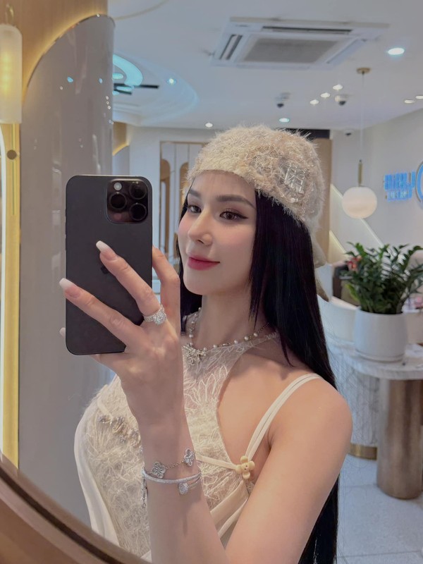 Diệp Lâm Anh xinh đẹp, sang chảnh với đồ hiệu