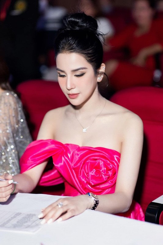 Diệp Lâm Anh xinh đẹp, sang chảnh với đồ hiệu