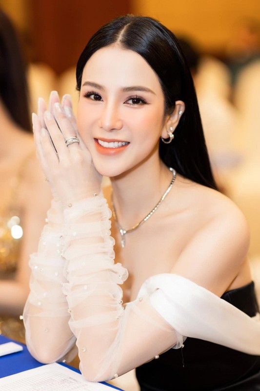 Diệp Lâm Anh xinh đẹp, sang chảnh với đồ hiệu