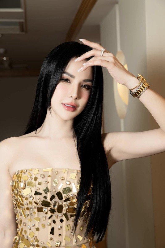 Diệp Lâm Anh xinh đẹp, sang chảnh với đồ hiệu
