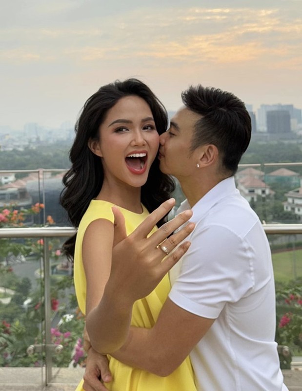 H’hen Niê đổi đời nhờ vương miện, bạn trai không phải đại gia H’hen Niê đổi đời nhờ vương miện, bạn trai không phải đại gia